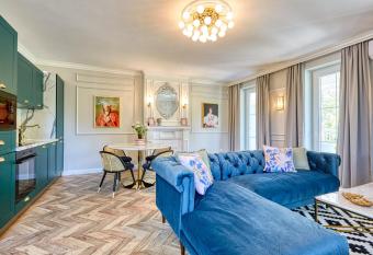 The Doors Luxury Apartment has rooms with a private hot tub