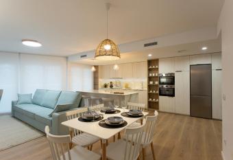 Precioso Alojamiento entre las Playas allows 18 year olds to book a room