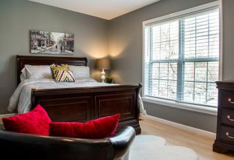 Cozy condo with yard and patio. Long-stay discount available has Balcony rooms