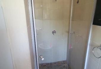 CHEMAI GUEST HOUSE has rooms with a private hot tub