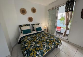 La Grenad   le has Balcony rooms