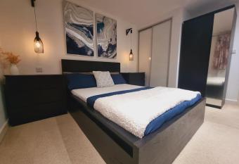 Modern 1 Bedroom Apartment near Heathrow Airport London has Balcony rooms