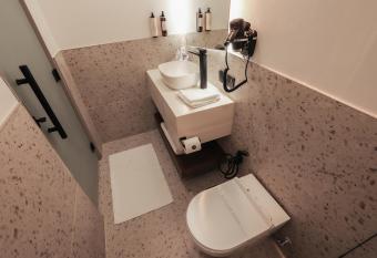 PAUSEAWAY at Tuwaiq House has rooms with a private hot tub