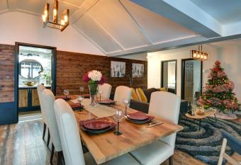 Sheldon the elegant cottage with lake view and private spa 40 min Tremblant has Balcony rooms