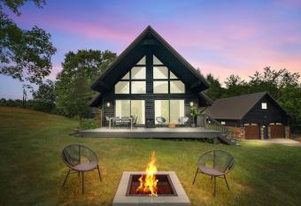 Luxury Modern Mountain Retreat near Asheville with Hot tub has Balcony rooms