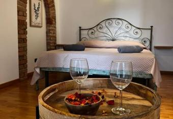 Il Grappolo d   Alba allows 18 year olds to book a room