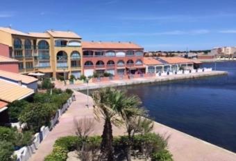 joli appart sur l   tang proche de la plage has Balcony rooms