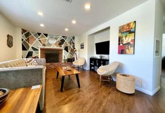 Land Park Beauty Walk to Starbucks Chipotle and More has Balcony rooms