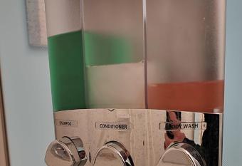 Petit studio tr  s intime, avec spa int  rieur au coeur de Shawinigan has rooms with a private hot tub