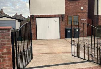 Entire -4 Bedrooms Detached House with Driveway allows 18 year olds to book a room