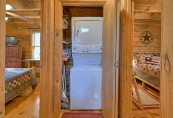 Golden Eagle Ga Cabin - Hot Tub, Firepit & Fast Wifi has rooms with a private hot tub