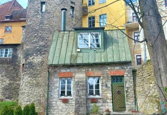 Gozy Old Town Family House has rooms with a private hot tub