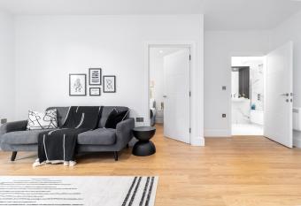 Designer-Chic 1 Bedroom Apartment - City Centre has Balcony rooms