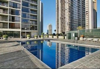 Waikiki Sunset Hotel Ocean view Freeparking allows 18 year olds to book a room