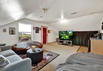 Cozy Cottage Beautiful Views Minutes to Dntwn! has Balcony rooms