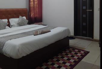 Hotel Happy Stay has Balcony rooms