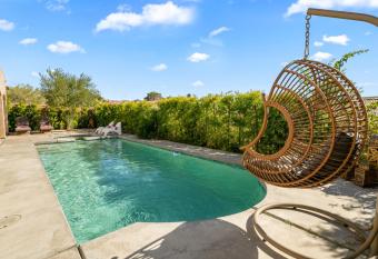 Bojo Style, Heated Pool, Spa, 501Mbp, BBQ, Views has rooms with a private hot tub