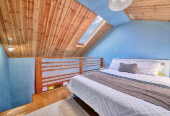 Yoon and Park Pension has Balcony rooms