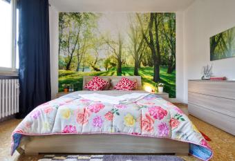 R&R APARTMENT allows 18 year olds to book a room