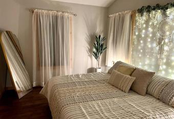 Almost Heaven Mountain Cabin has Balcony rooms