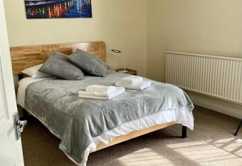 Victorian house between cathedral, river and station has Balcony rooms