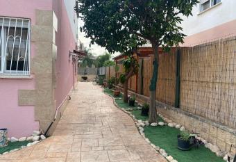 Zlatas Apartment in Hadera , Israel allows 18 year olds to book a room