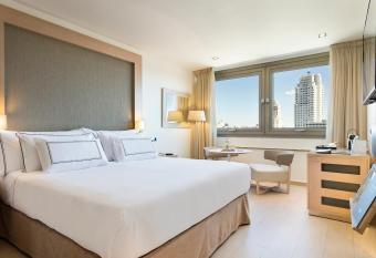 Melia Madrid Princesa has rooms with a private hot tub