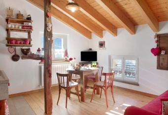 Ca  La Vedescia Mansarda Beli Miri has Balcony rooms