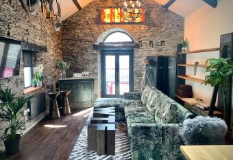 Loft 11 BEAUTIFUL Stunning Prestigious Incredible SUPER LUXURY 3 level NYC Loft Style Interior Designed 2BD Apartment EXCELLENT TOWN CENTRE LOCATION Mezzanine cinema room Designer Furniture AMAZING SPACE has Balcony rooms