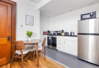 Comfortable & Spacious 1 Bedroom Studio Downtown allows 18 year olds to book a room