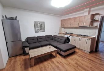 White House 2 allows 18 year olds to book a room