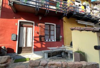 Maison calme et typique du Pi  mont has Balcony rooms