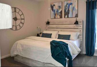 COZY 1BR KING W/FREE PARKING has Balcony rooms