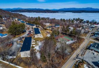 Cozy 2 bdrm 2 bth condo walking distance to Weirs! has Balcony rooms