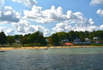 2 Bdrm Condo walking distance to Weirs Beach has Balcony rooms