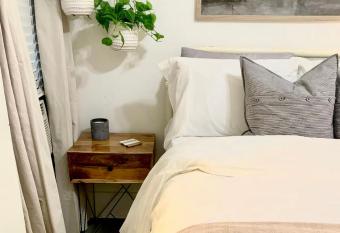 Downtown - Entire Home 4BR 2Bath allows 18 year olds to book a room