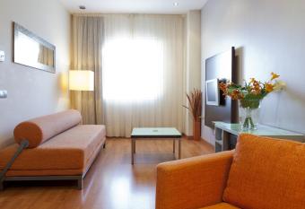 V  rtice Sevilla Aljarafe has rooms with a private hot tub