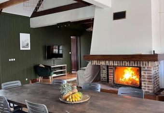 Magnifique villa avec chemin  e au tevelave allows 18 year olds to book a room