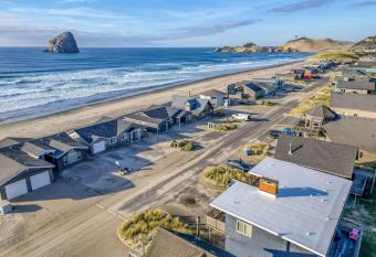 The Rock Inn Yacht has Balcony rooms