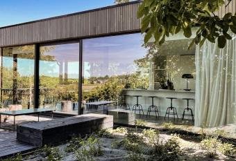 Chez Arthur allows 18 year olds to book a room