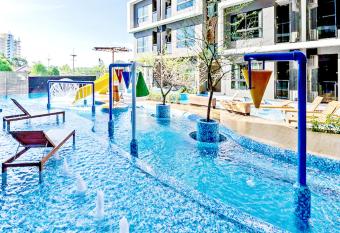 Hua Hin First - Ji Ya allows 18 year olds to book a room