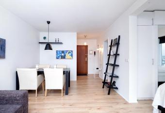 City view, bright & cozy - Free parking (A4) allows 18 year olds to book a room