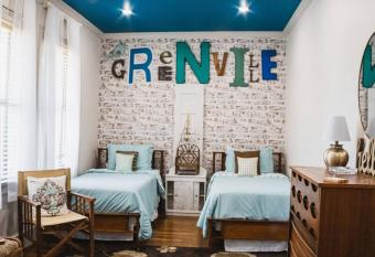 Nostalgic Vardry Place Downtown West End Greenville has Balcony rooms