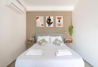 Haifa PORT Patio Apartment 2 BDRM allows 18 year olds to book a room