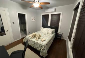 Modern Montrose 1 Bedroom w/ Free Parking has Balcony rooms