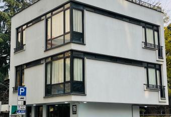 Art family hotel allows 18 year olds to book a room