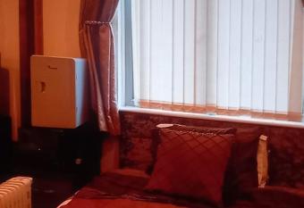 Leicester City centre en suite budget room for 1 in 2 bed apartment allows 18 year olds to book a room