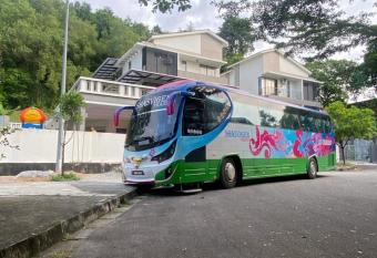 15PAX 3 BR Entrance 2, Kids Swimming Pool, Pool table, BBQ near Spice ARENA, Airport Penang has Balcony rooms