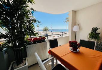 Villa Marie 1 - Sea Vew allows 18 year olds to book a room