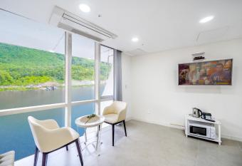 YJ Hotel allows 18 year olds to book a room